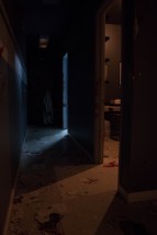 A-double-tour-pandemie-corridor-sombre