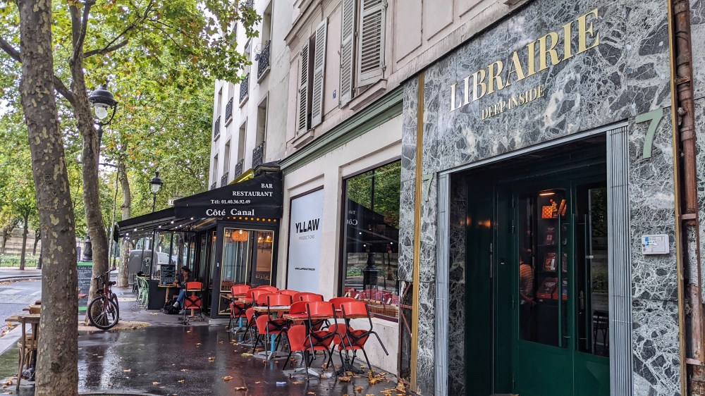 deep-inside-librairie-façade-paris-credits-jessica-lebbePXL_20220817_092742608-01